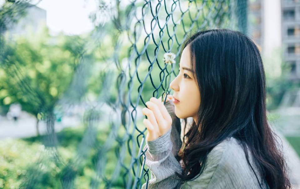 如果你不能飞，那就奔跑;如果不能奔跑，那就行走;如果不能行走，那就爬行;但无论你做什么，都要保持前行的方向。